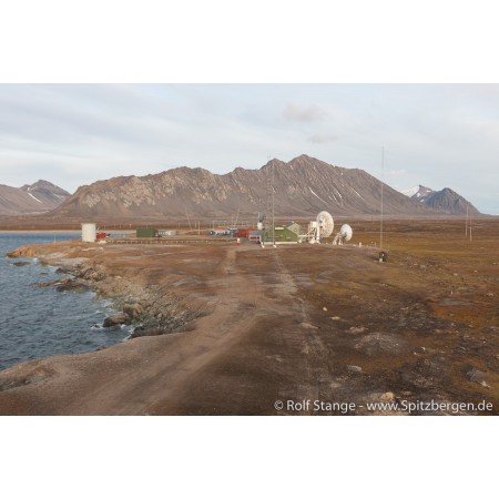 Spitzbergen-Svalbard: Spitsbergen-guidebook (German). Kapp Linné, formerly known as Isfjord Radio.
