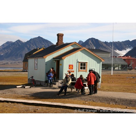Spitzbergen-Svalbard: Spitsbergen-guidebook (German). Ny-Ålesund: old post office.