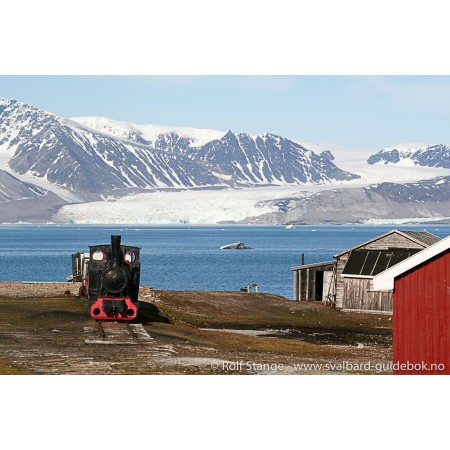 Reiseführer: Spitsbergen - Svalbard (Englisch). Foto: alter Kohlezug in Ny-Ålesund, Kongsfjord