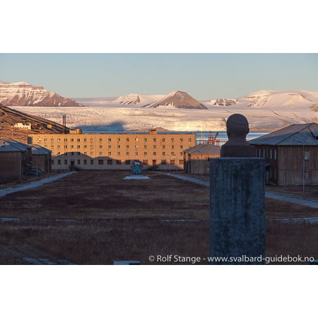 Reiseführer: Spitsbergen - Svalbard (Englisch). Foto: Pyramiden.
