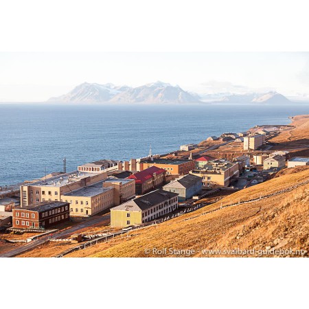 Spitsbergen – Svalbard.
Comprehensive guidebook. 
Illustration: Russian coal mining settlement of Barentsburg.