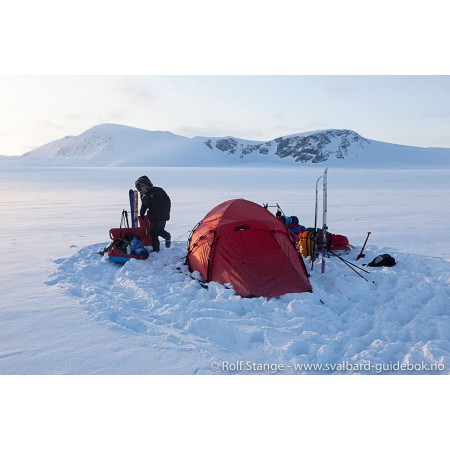 Svalbard - Norge nærmest Nordpolen. Norwegian Svalbard guidebook. Illustration: base camp, expedition Newtontoppen