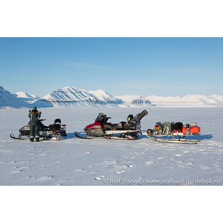 Svalbard - Norge nærmest Nordpolen. Norwegian Svalbard guidebook. Illustration: snow mobile trip