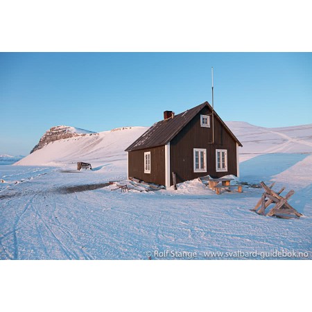 Svalbard - Norge nærmest Nordpolen. Norwegian Svalbard guidebook. Illustration: Fredheim, hut of Hilmar Nøis. Tempelfjord.