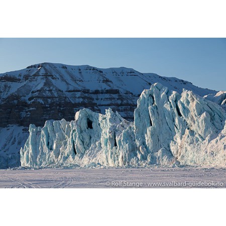 Svalbard - Norge nærmest Nordpolen. Norwegian Svalbard guidebook. Illustration: glacier front of Tunabreen in Tempelfjord