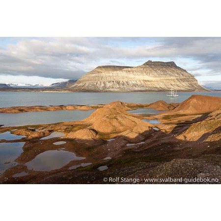Svalbard - Norge nærmest Nordpolen. Norwegian Svalbard guidebook. Illustration: Coraholmen in Ekmanfjord, a moraine island