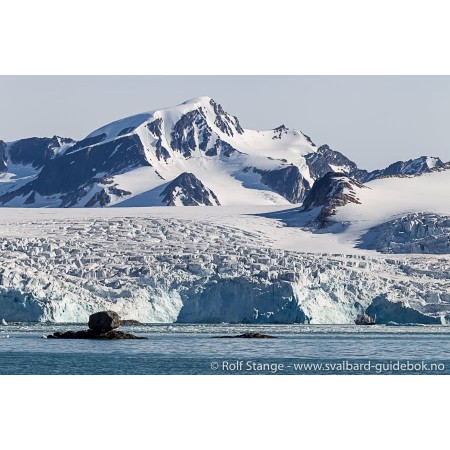 Svalbard - Norge nærmest Nordpolen. Norwegian Svalbard guidebook. Illustration: Svitjodbreen, the glacier in Fuglefjord.