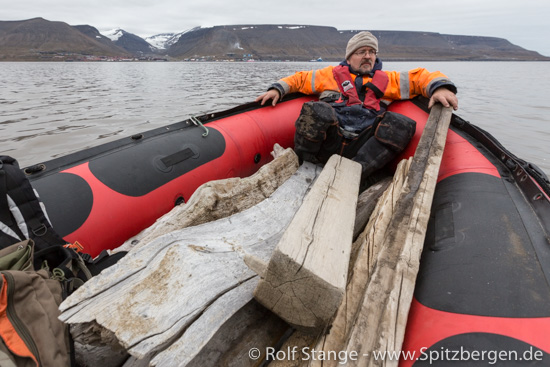 Wolfgang Zach transporting Spitsbergen driftwood picture frames