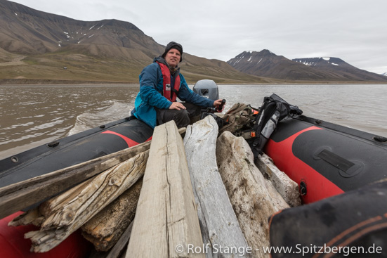 Transporting driftwood for Spitsbergen picture frames